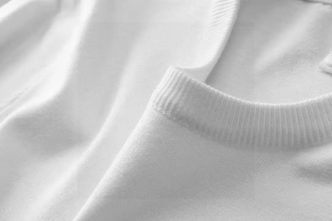 🅿️240 【LV Louis Vuitton】Autumn and winter classic round neck pullover sweater, in full condition! ! ! Wool blended fabric, the latest model in 2025, golden ratio! ! Slim-fitting soft gold, versatile and practical item, the combination and practicality are extremely powerful, simple and elegant, and classy! To create your own style, it is highly recommended to buy it in two colors. The standard slim fit tailoring process is suitable for both young and old men. It is knitted from wool and will not cause any discomfort! While keeping warm, it is stylish, textured and wearable, and the classic logo with contrasting colors on the chest feels in place! ! Recommended for regular customers! ! Size M-3XL (maximum wear: 190 pounds)